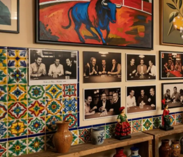 Obras de arte, fotografías históricas y cerámica española decorando el salón de póker