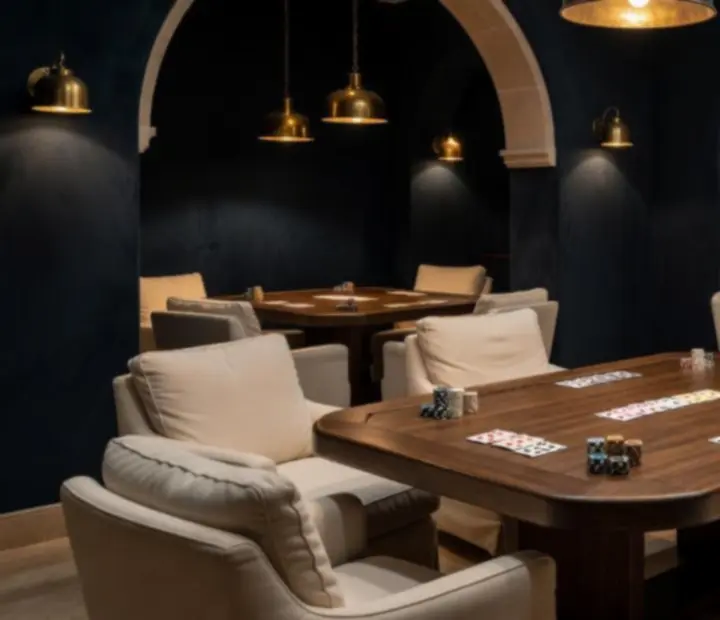 Salón de cartas nocturno con mesas de póker, cartas y fichas en un ambiente íntimo.